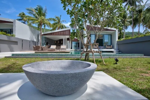 Mandalay Beach Villas — Garden arrival