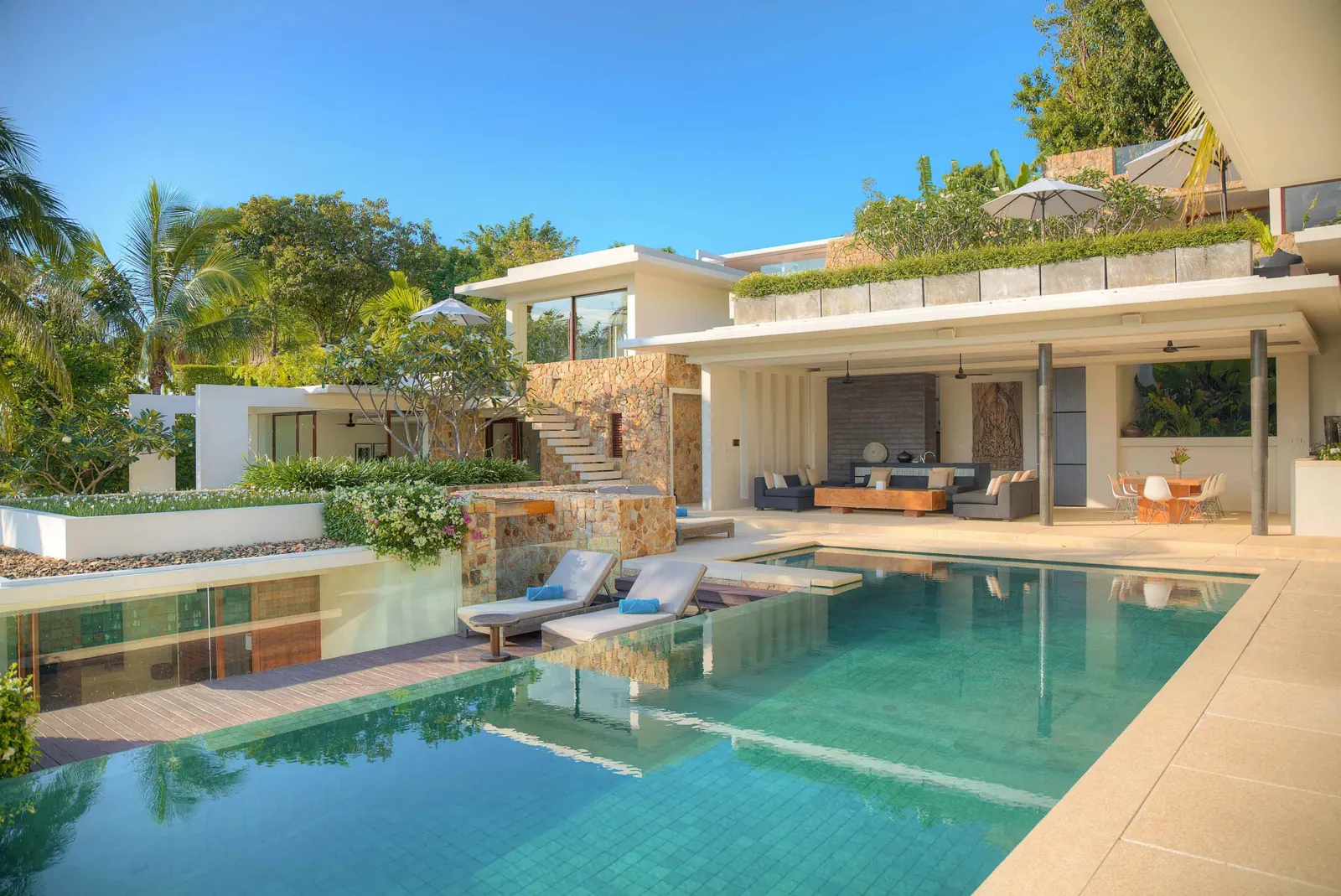 Samujana 16 — Exterior and pool